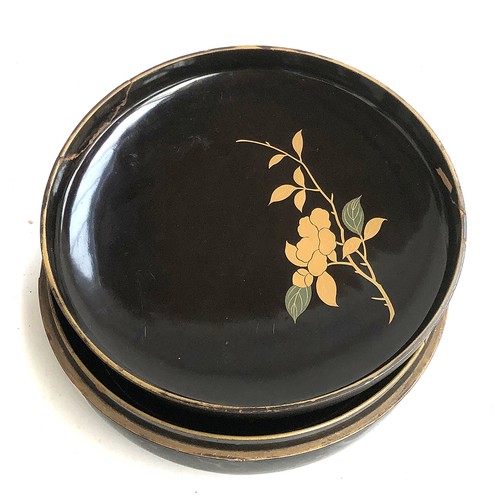 257 - An early 20th century Japanese lacquered circular lidded box with gilt decoration, 23cmD