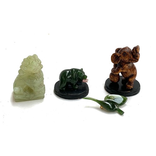 253 - A carved onyx foo dog, approx. 6cmH; together with a carved jadeite figurine of a bear holding a sal... 