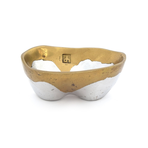 174 - David Marshall (British b.1942), a brutalist aluminium and brass bowl, makers mark to rim, 5cm high