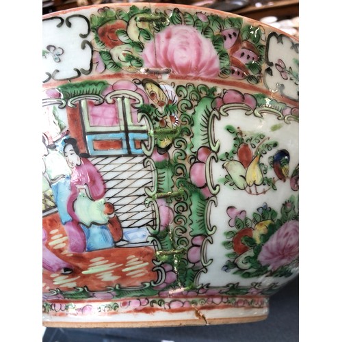 196 - A large 19th century Chinese famille rose vase, decorated with panels depicting court scenes and flo... 