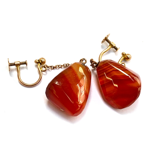 5 - A pair of early 20th century 9ct gold and banded agate drop earrings with screw back fittings, 8.5g ... 