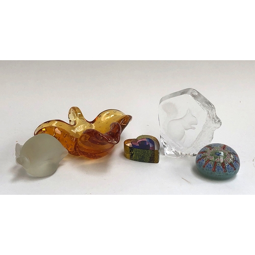 74 - A small lot of art glass to include a Kosta Boda paperweight;; a squirrel paperweight by Mats Jonass... 