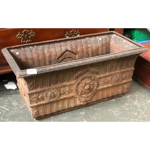 805 - A good cast iron rectangular trough planter, 66x32x31cmH