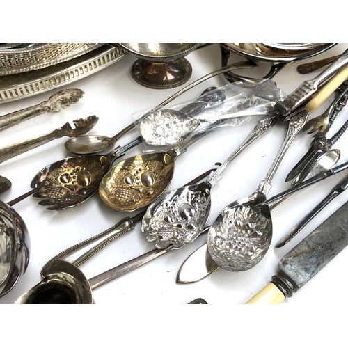 70 - A large mixed lot of plated items, to include berry spoons, Mappin & Webb Prince's Plate, various tr... 