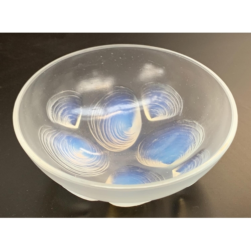 96 - A small circular 'Coquilles' opalescent glass bowl with moulded mark 'Sabino, Paris', 12cmD