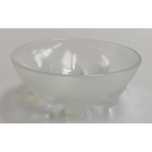 96 - A small circular 'Coquilles' opalescent glass bowl with moulded mark 'Sabino, Paris', 12cmD