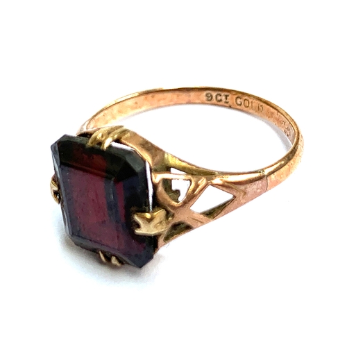 13 - An Art Deco 9ct gold and emerald cut garnet ring, size L, 2.2g