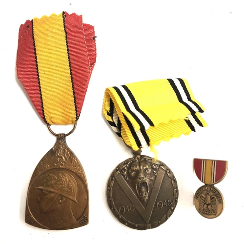 984 - A Belgium WWI 1914-18 commemorative medal, together with a WWII 1940-45 commemorative medal and a Na... 