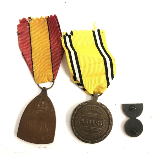 984 - A Belgium WWI 1914-18 commemorative medal, together with a WWII 1940-45 commemorative medal and a Na... 