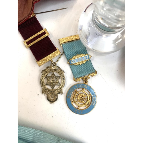 980 - A quantity of masonic regalia to include Royal Masonic Hospital jewel, Mendelssohn Lodge pin, 2 apro... 