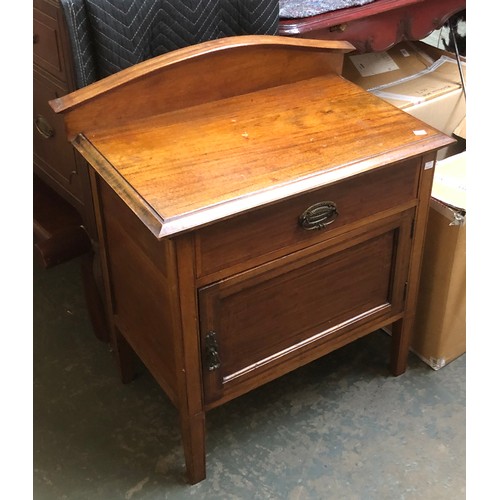 1660 - An Edwardian mahogany and crossbanded pot cupboard, 68x43x70cmH