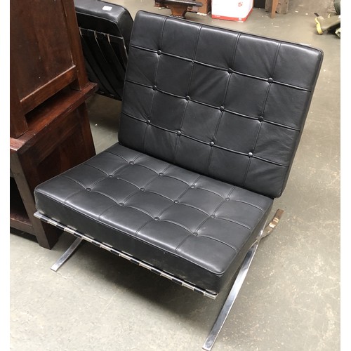 1689 - A Barcelona style crossframe chrome and black vinyl seat, 77cmW