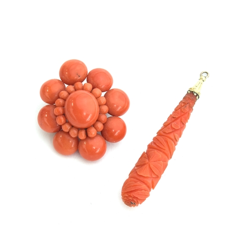 40 - A Georgian coral cabochon cluster pendant brooch, the central cabochon 1.3cm long, overall 3.5cm lon... 
