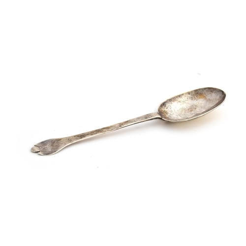 119 - A Charles II trefid spoon, hallmarked for London 1680, rattail bowl, the reverse of the terminal eng... 