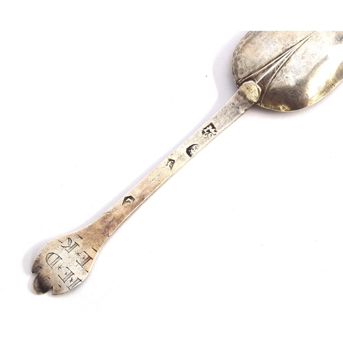 119 - A Charles II trefid spoon, hallmarked for London 1680, rattail bowl, the reverse of the terminal eng... 