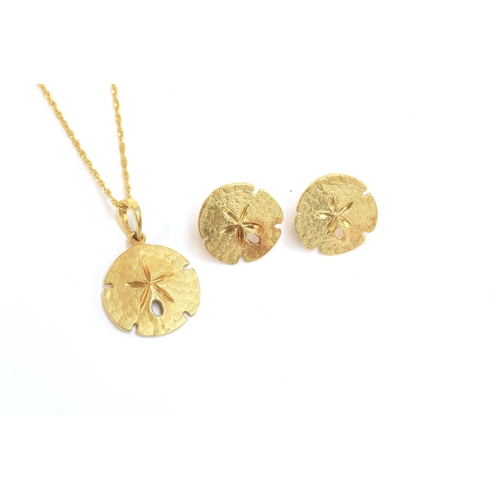 97 - A pair of 14ct gold sand dollar stud earrings, 1.3cm diameter, together with a matching pendant on a... 