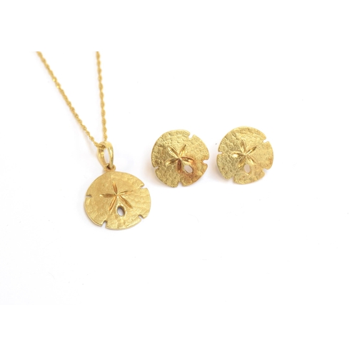 97 - A pair of 14ct gold sand dollar stud earrings, 1.3cm diameter, together with a matching pendant on a... 