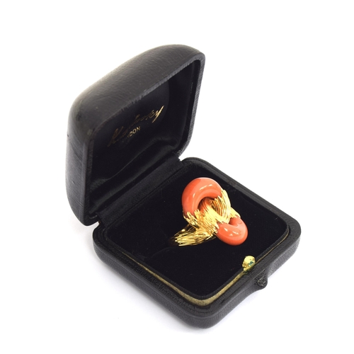 93 - A 1970s heavy 18ct gold and coral Kutchinsky ring of interlocking design, the carved coral set into ... 