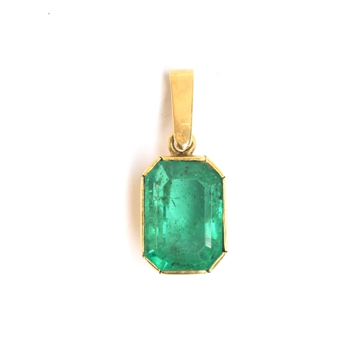 54 - An 18ct gold mounted emerald pendant, the emerald approx. 2.5cts, 1.2cm long excluding bail, 2g