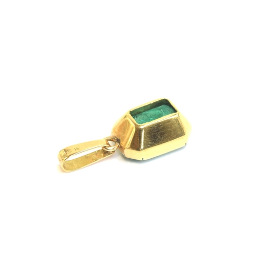 54 - An 18ct gold mounted emerald pendant, the emerald approx. 2.5cts, 1.2cm long excluding bail, 2g