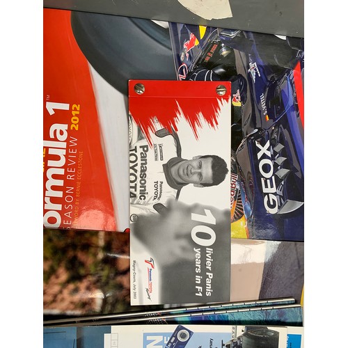 295 - A mixed lot of F1 magazines and photographs to include two Autocourse annuals 2006-07 and 2007-08; T... 