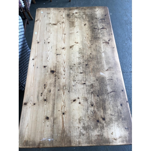 821 - A sturdy pine kitchen table, 90x153x78cmH