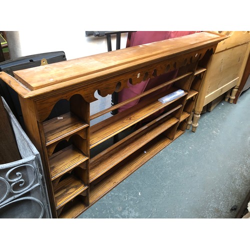 1200 - An 18th century style light oak dresser rack, of recent manufacture, 162cmW 98cmH