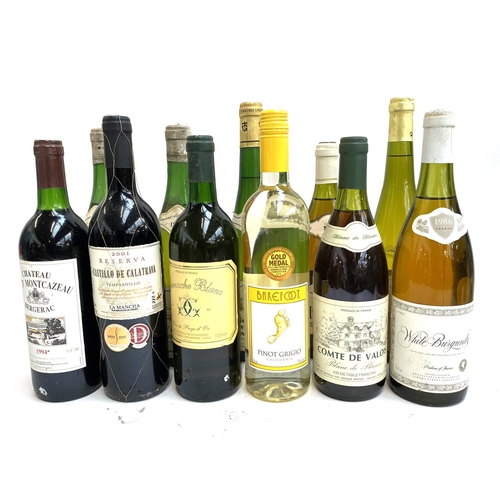 560 - A mixed box of red and white wine to include rioja, pinot grigio (11 bottles)