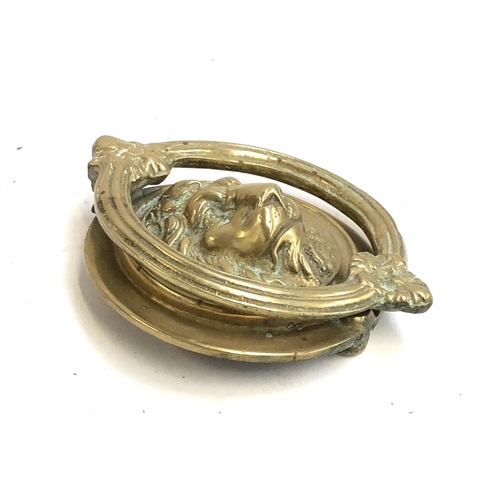 577 - A heavy brass lion mask door knocker, 16cmL