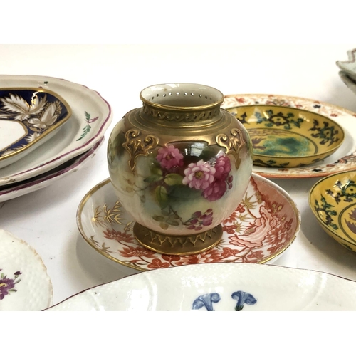 262 - A mixed lot ceramics to include Royal Worcester hand painted floral vase; Chinese porcelain dishes, ... 