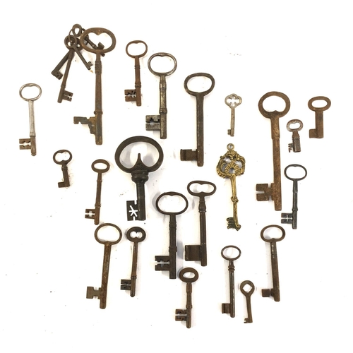 610 - A quantity of antique keys