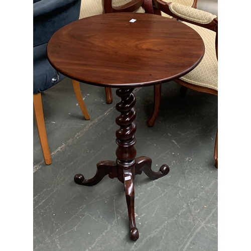 960 - A mahogany tripod table on a spirally turned column, 51x73cmH