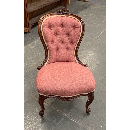 962 - A 19th century button back slipper chair, upholstered in a red herringbone