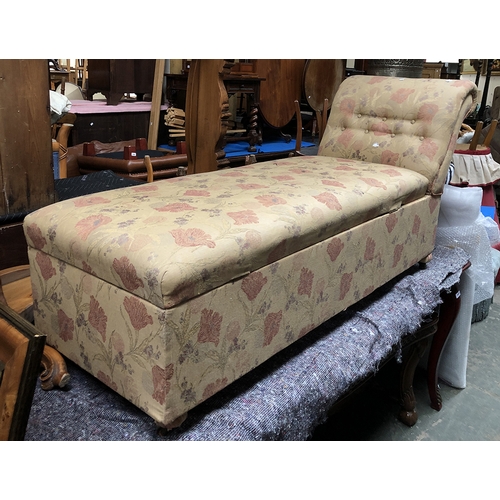 1134 - A chaise longue with button back, 163cmL