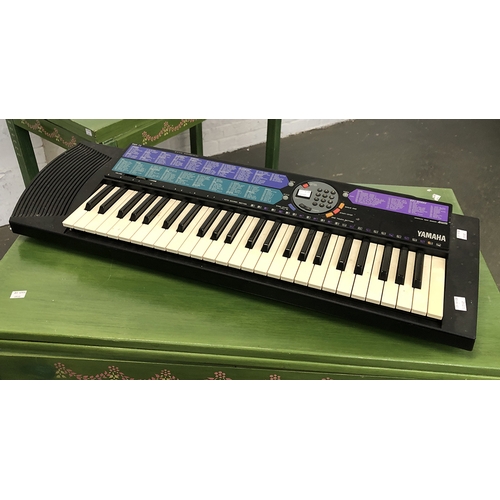 825 - A Yamaha keyboard