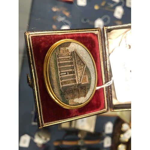 10 - A fine quality Victorian gold mounted micro mosaic brooch depicting The Pantheon, Rome. The gold unm... 