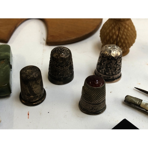 367 - A mixed lot of sewing items to include thimbles, two silver, one with agate top, celluloid cased cot... 