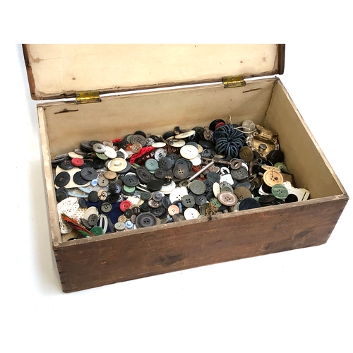 423 - A 19th century pine box, 41cmW, containing a quantity of buttons