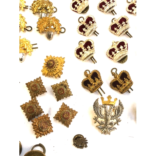 441 - A collection of Cheshire regiment cap badges, buttons etc, in a wooden box etc