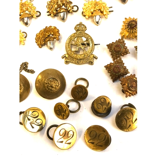 441 - A collection of Cheshire regiment cap badges, buttons etc, in a wooden box etc