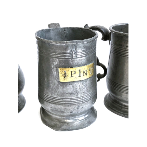 465 - A small mixed lot of pewter, to include pint and half pint tankards, some Victorian, one with brass ... 