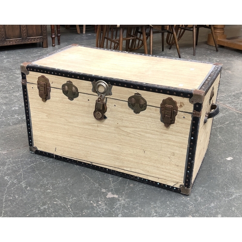 1131 - A large wooden travel trunk, 91cmW