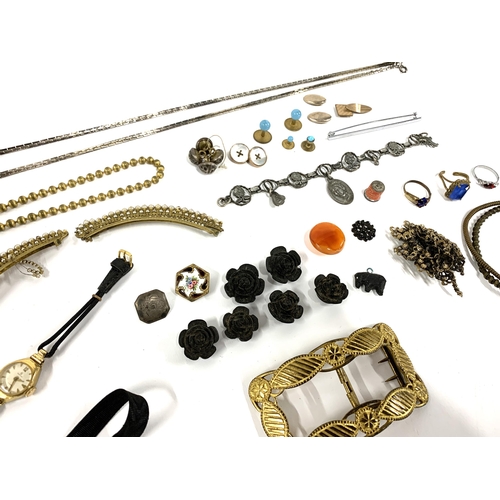 15 - A mixed lot of jewellery parts to include a broken 19th century pinchbeck and wax pearl tiara (af); ... 