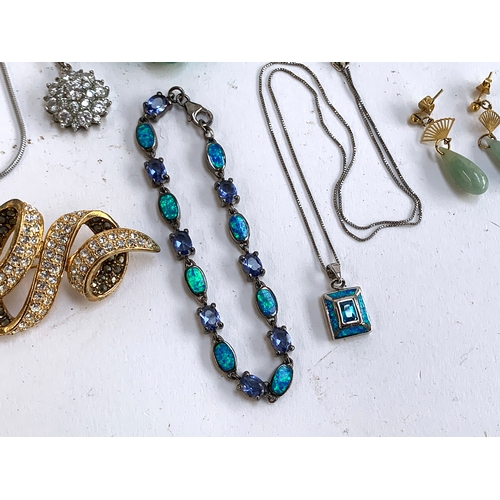 52 - A mixed lot of jewellery to include jade drop earrings; faux pearl necklace with silver clasp; Pekin... 