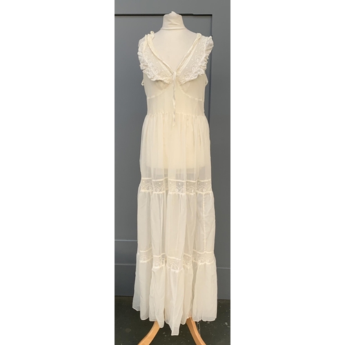 350 - A vintage white night gown with lace collar detail