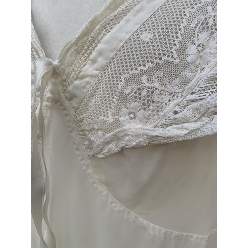 350 - A vintage white night gown with lace collar detail