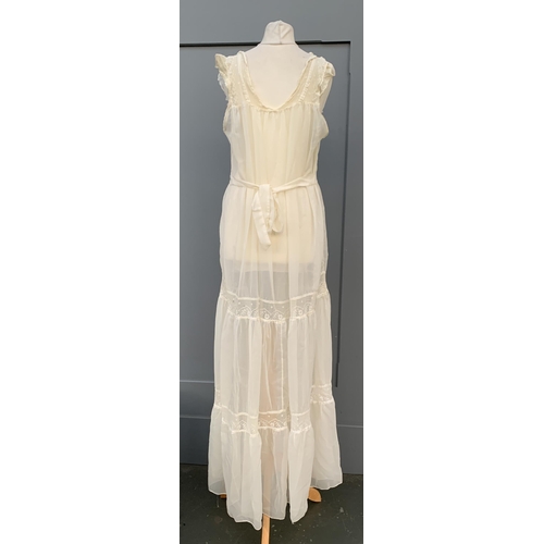 350 - A vintage white night gown with lace collar detail