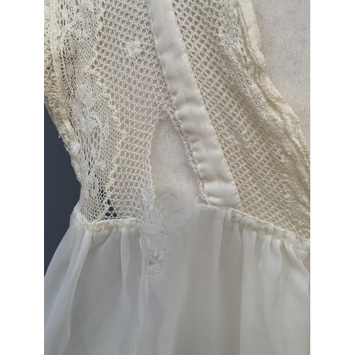 350 - A vintage white night gown with lace collar detail