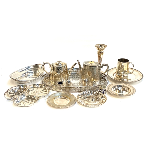 120 - A mixed lot of plated items to include teapots, tray, bonbon dishes, cruet items, etc