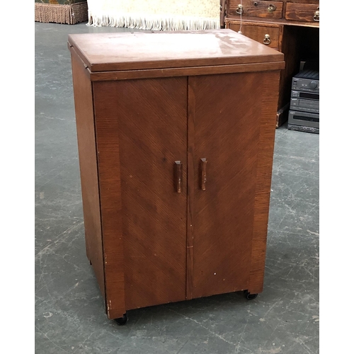 1281 - A Singer sewing machine and table, 50x43x84cmH (when closed)